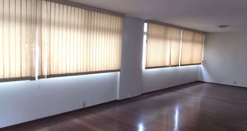 Maravilhoso condomínio em rua tranquila. Apartamento com 203m2 de área útil. Agende já sua visita !