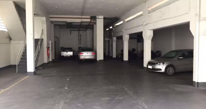 Prédio Comercial à venda de 1800 m² com 3 andares, 1 mezanino, cobertura e 15 vagas.