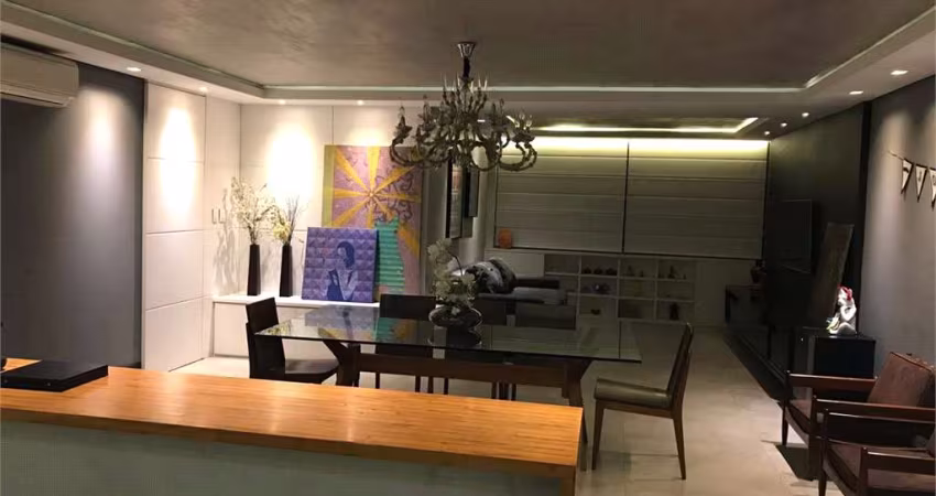 Apartamento 136 m2 no Jardins. Totalmente Reformado. 3 dormitórios sendo 1 suíte