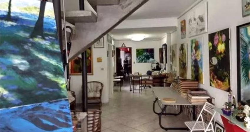 LINDA CASA COM VARANDA