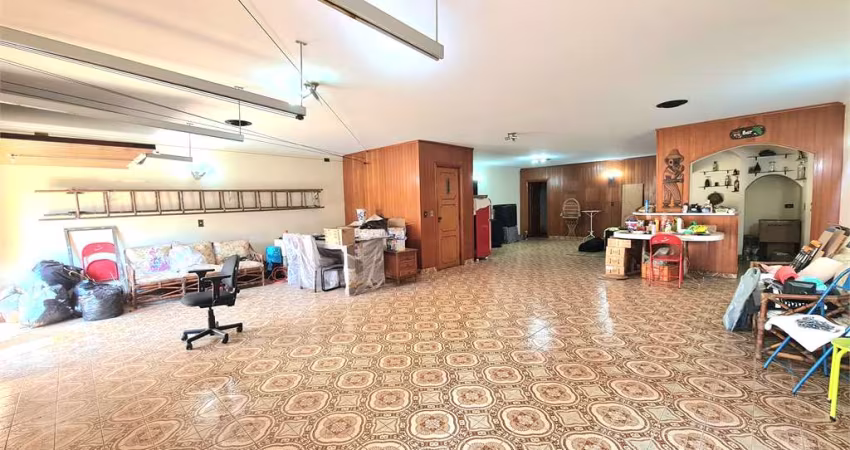 Casa com 4 dormitórios, 2 suítes, Master com closet, Living, quintal e muito mais!