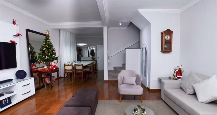 Sobrado à venda de 270 m² na Vila Mariana com 3 dormitórios, 1 suíte e 2 vagas.