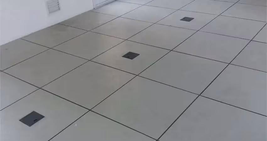Sala comercial com 60 metros, para locação ou venda, ao lado da Estação Vergueiro do Metrô.