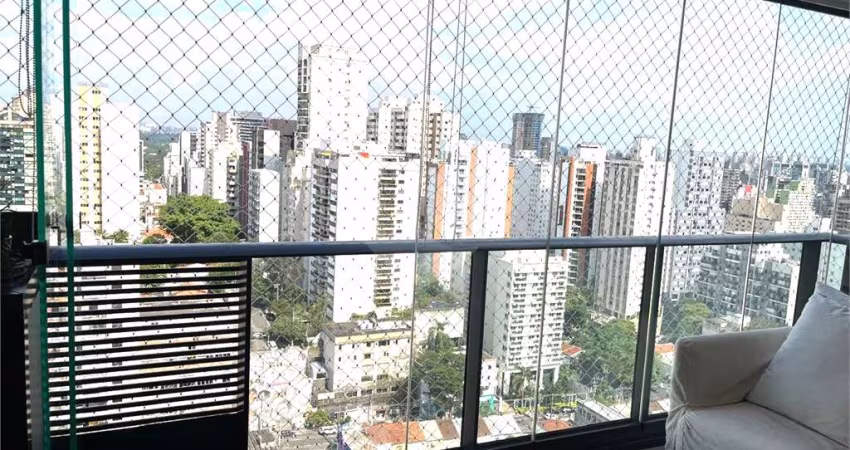 Apartamento à venda de 73 m² em Pinheiros, andar alto, vista livre com 1 suíte, 1 vaga e depósito.