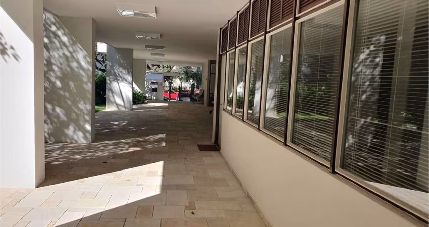 156 m² útil muito bem dividido. ao lado de metrô, Vale apena fazer uma visita.