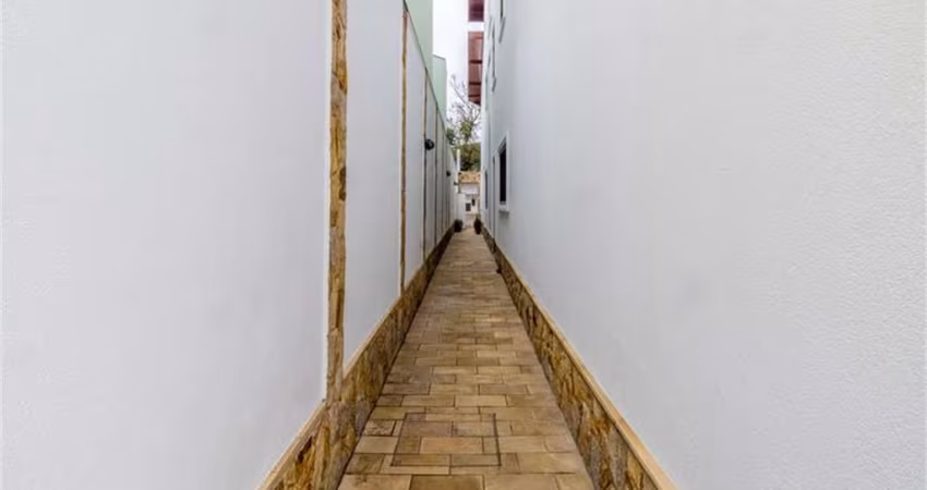Casa com piscina, 5 dormitórios sendo 4 suítes.