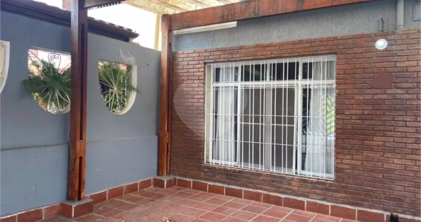Sobrado a venda no Campo Belo 140m², com 3 dormitórios, 1 suite e duas vagas.