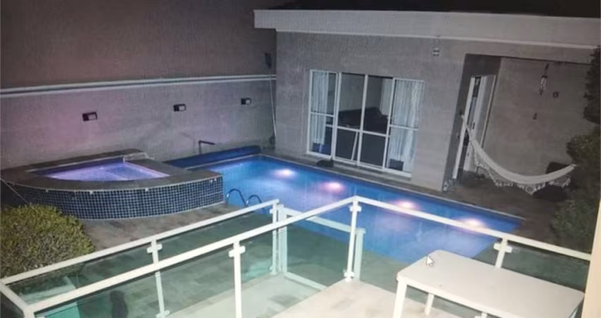 Casa com piscina mobilhada.