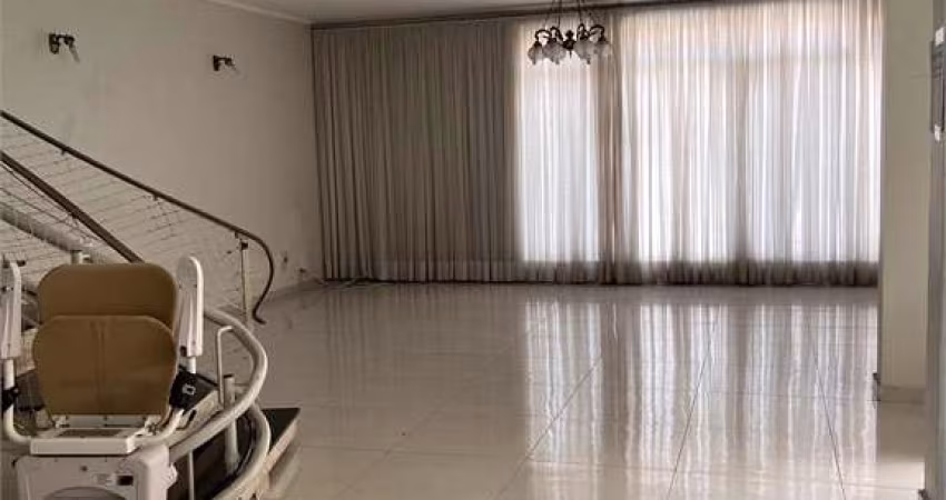 SOBRADO COM 3 DORMITÓRIOS (1 SUÍTE) E 5 VAGAS DE GARAGEM NO BOSQUE DE SAÚDE, Imperdível.