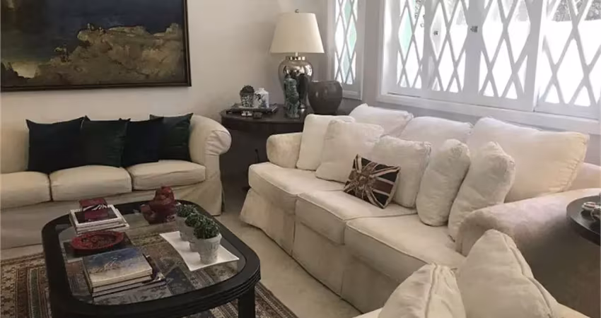 Casa à venda de 550 m² no Pacaembu com 3 suites e 4 vagas.