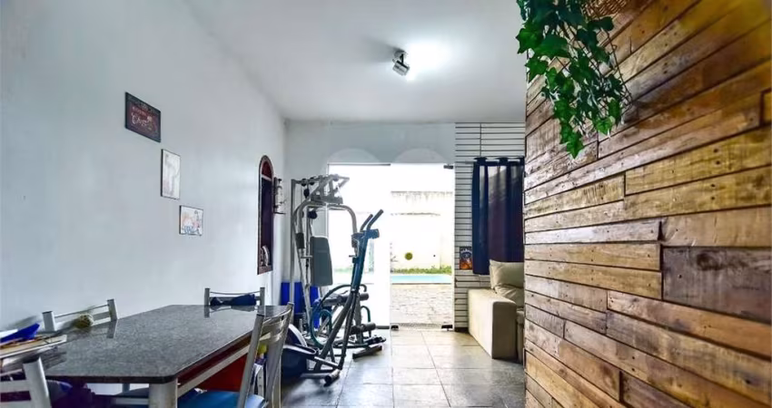 Casa à venda com 300m², 4 quartos, 1 suíte e 4 vagas.