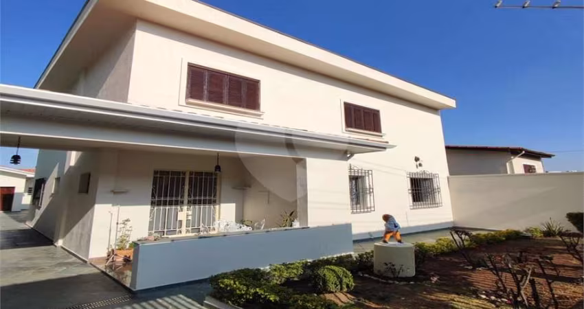 Vende casa no Planalto Paulista, 216m² de área útil, 400m² de área de terreno