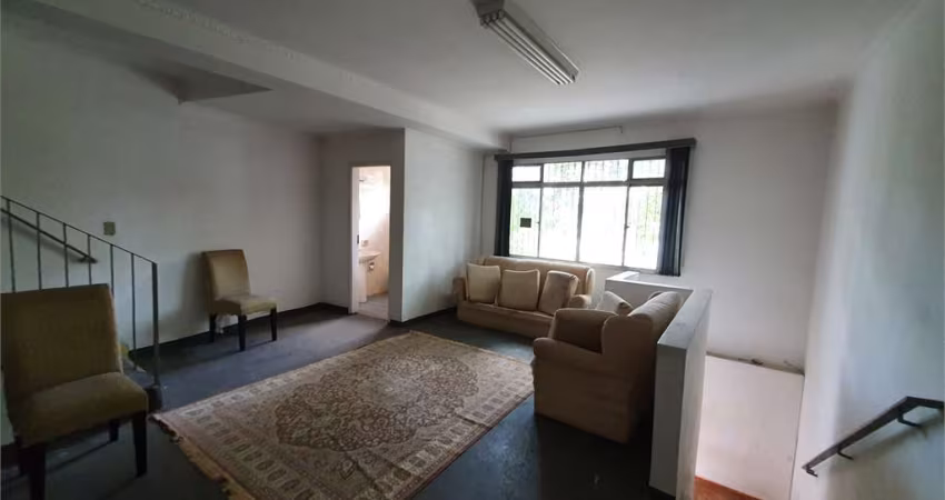 OPORTUNIDADE!!! Sobrado, 2 dormitórios, 2 suítes, 5 vagas para modernização no Ibirapuera.