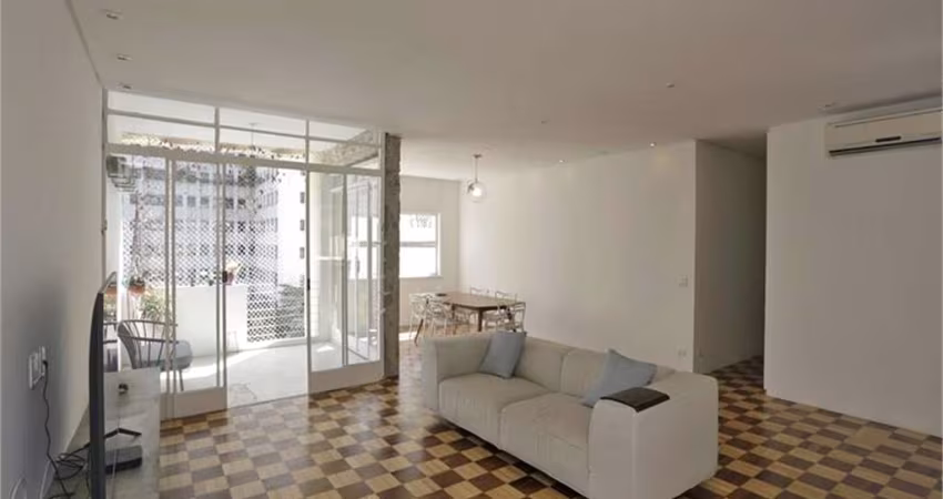 Apartamento reformado, espaçoso e iluminado de 2 dormitórios com vaga de garagem nos jardins