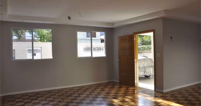 Casa térrea com 3 dormitórios, 2 vagas e piscina recém reformada no Campo Belo
