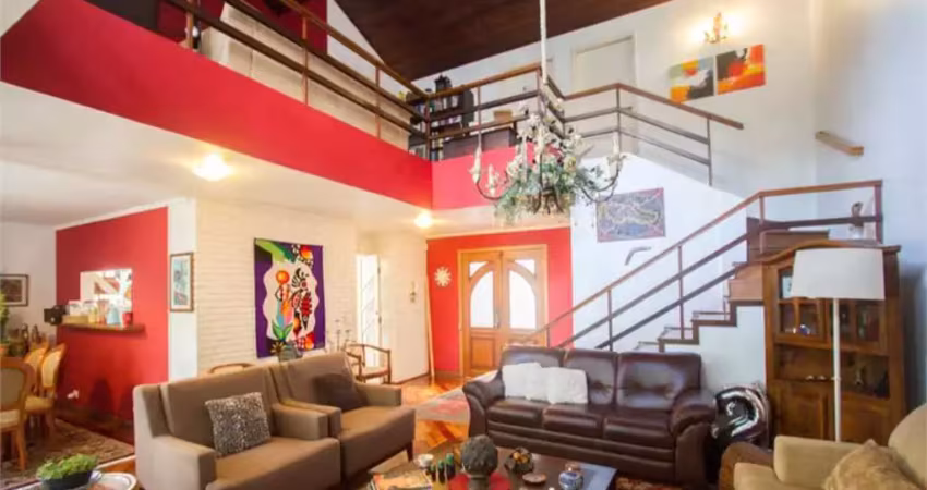 Casa com arquitetura colonial com 3 dormitórios e 2 vagas no brooklin