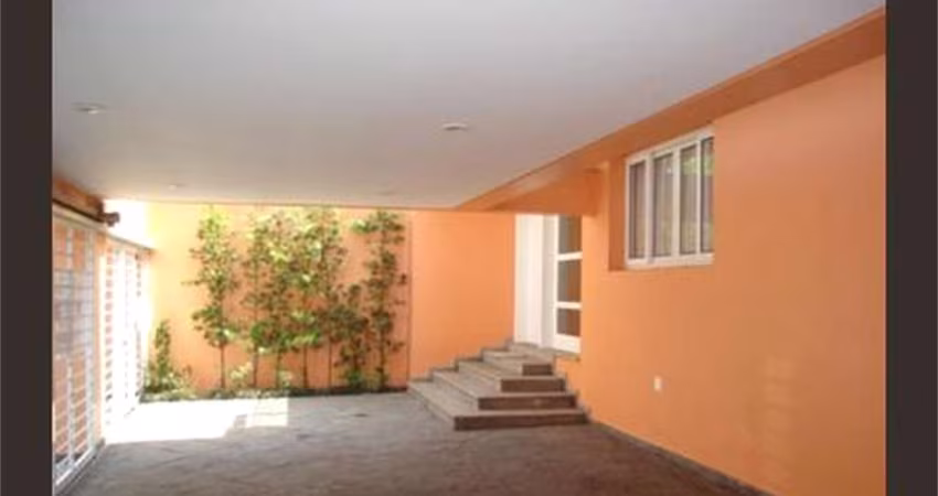 'Linda casa na região de Vila Mariana, com 4 dormitórios, 1 suíte e 3 vagas de garagem.