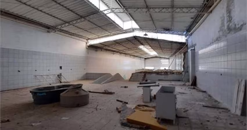 Galpão com 678 m² de área construída, com Pé direito 12 metros na Vila Romana. Oportunidade!!