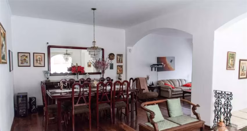 Sobrado à venda de 400 m² na Vila Mariana de 4 quartos sendo 1 suíte e 5 vagas.
