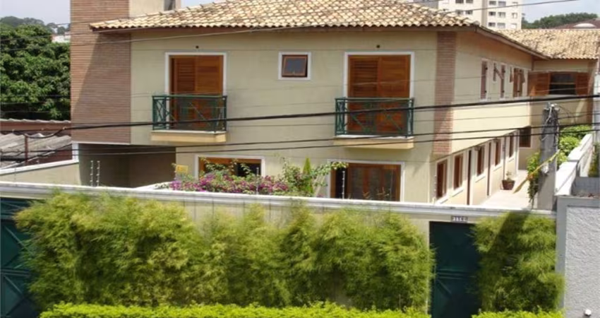 Sobrado Novo de 4 dormitórios em Condomínio Fechado. Oportunidade em um local nobre. Visite e Conheça!