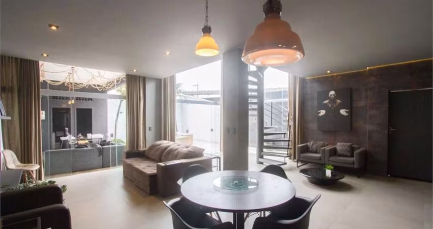Casa à venda com 300m², 3 quartos e 2 vagas, toda reformada no Brooklin.