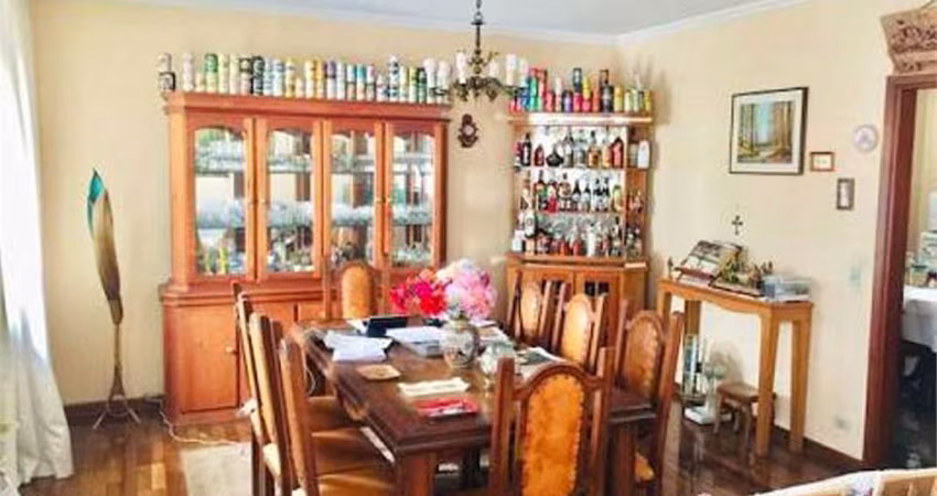 Casa térrea no Alto da Lapa , 3 dormitórios , 1 suite e 3 vagas de garagem .