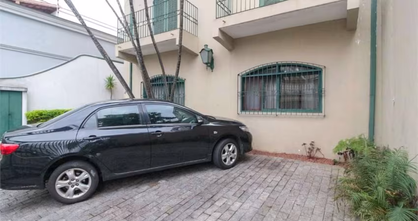Sobrado à venda de 223 m² na Chácara Klabin com 4 dormitórios sendo 2 suítes e 4 vagas.