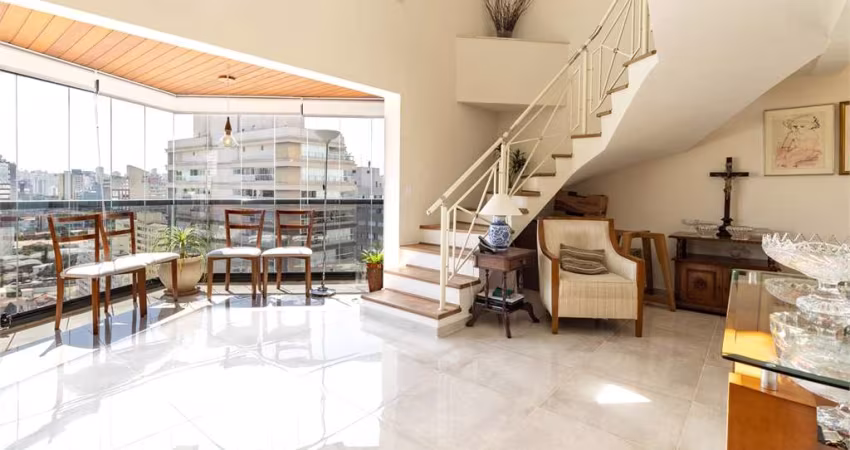 Cobertura duplex com 200m², reformada, excelente localização, 3 vagas na garagem.