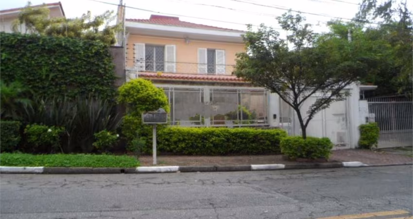Sobrado de 300m² frente com jardim, entrada lateral para autos