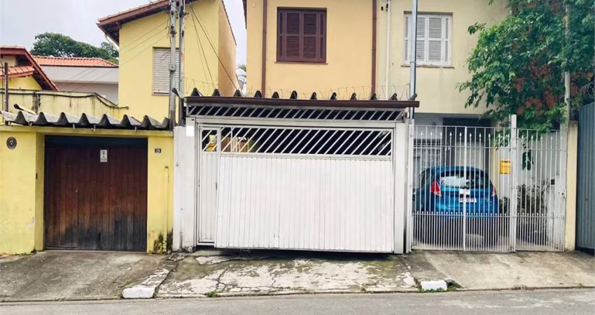 Casa e Sobrado no bairro Campo Belo. Sobrado na Frente e Casa Térrea nos fundos. Oportunidade!!