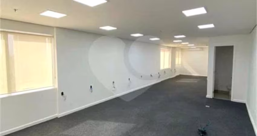 Conjunto comercial para venda e locação no Itaim Bibi de 220m² com 3 vagas e 5 banheiros.