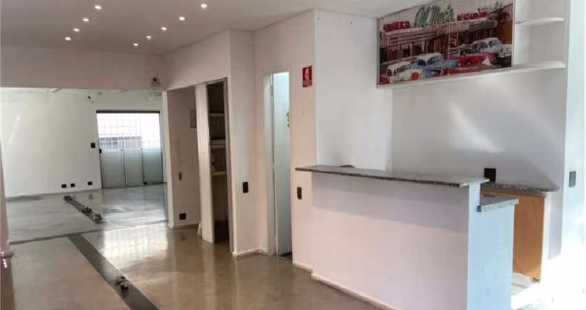 Prédio Inteiro Comercial à venda de 250 m² na Vila Madalena com 6 salas e 8 vagas.