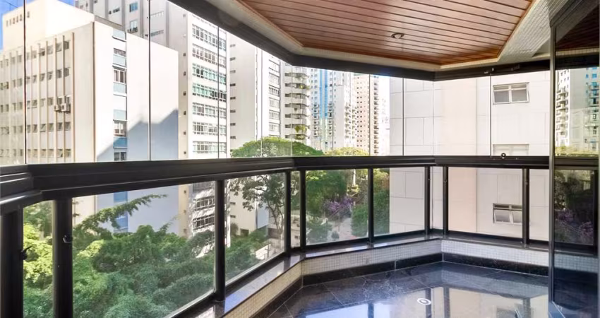 Apartamento de 03 dormitórios em Higienópolis, com varanda. Amplo e ensolarado.