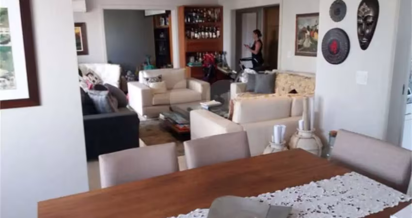 Apartamento reformado a venda em moema índios com 3 suítes e home theater. fora da rota de aviões. show!