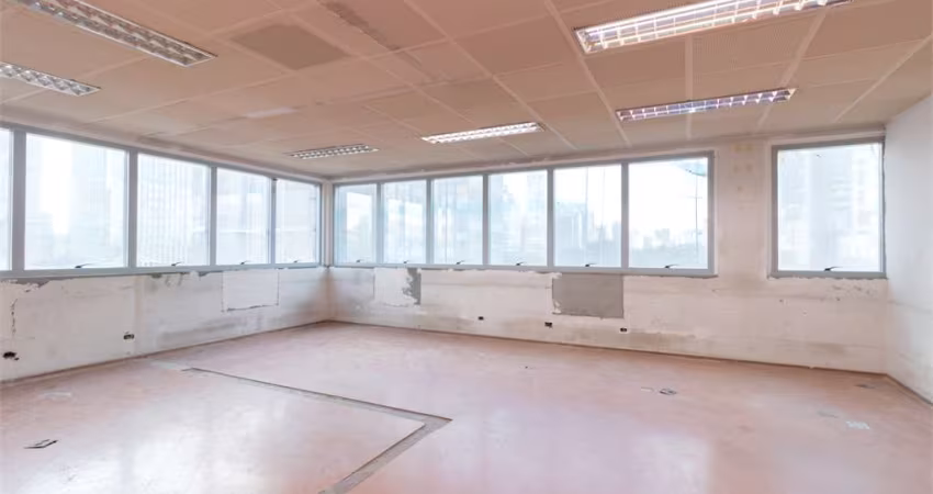 SALA COMERCIAL A VENDA NA BRIGADEIRO FARIA LIMA, PRÓXIMO A REBOUÇAS.