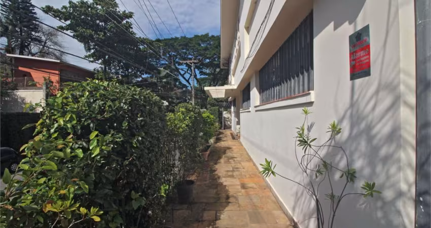 Sobrado de esquina com 4 suítes e edícula independente no Campo Belo, 450m2