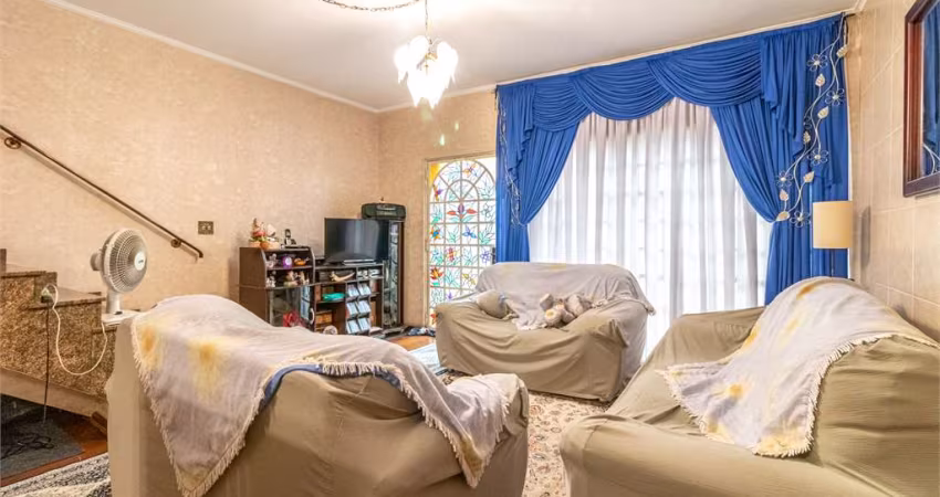 Casa de 238m² na Aclimação, com Sala Ampla, Quintal, 3 dorms e 2 Vagas. Localização próxima ao Metrô