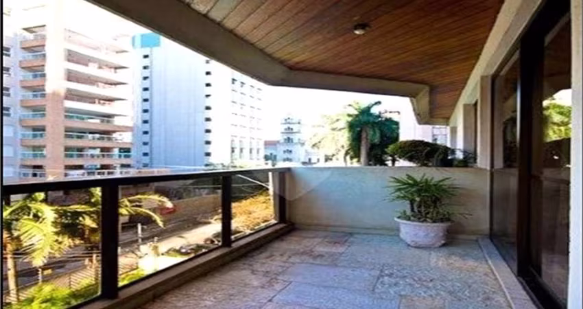 Apartamento espaçoso em rua de apenas 1 quarteirão