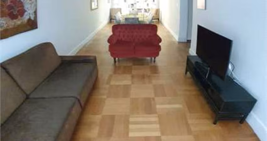Sobrado 320m2, 3 dormitórios, 1 suíte com closet, quintal, 3 vagas, na Aclimação.