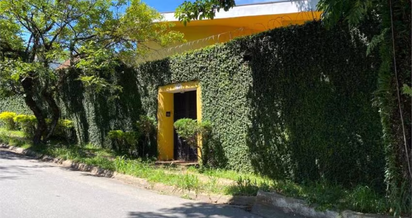 Excelente residência com 349m² em rua arborizada e muito cobiçada na região do Morumbi.