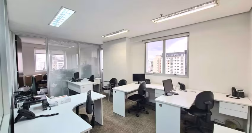 Sala comercial com 438,77m², 9 banheiros, 12 vagas, próximo ao metrô em Moema.