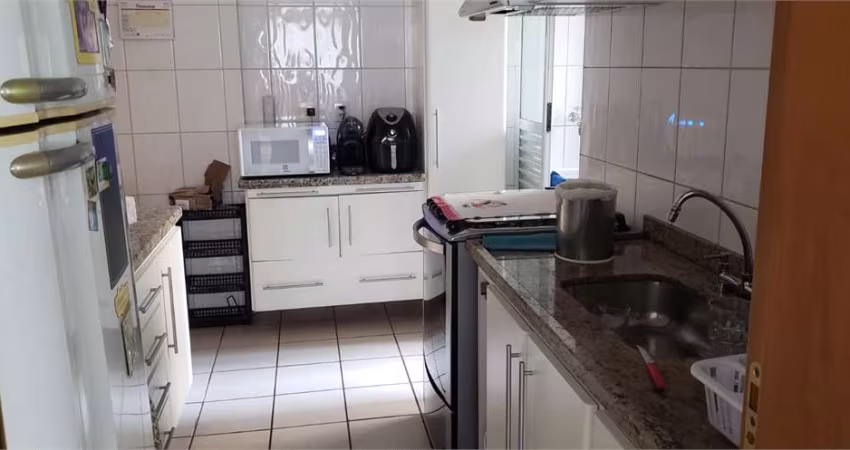 700m do metrô Praça da Árvore, com 3 dorms, sendo 1 suíte
