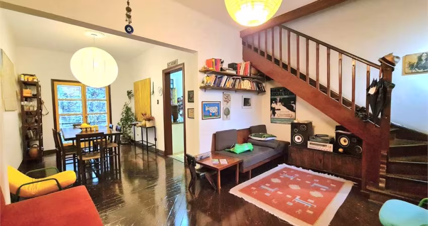 Casa com 2 dormitórios, sótão, apartamento no subsolo com quintal no coração do Bixiga.