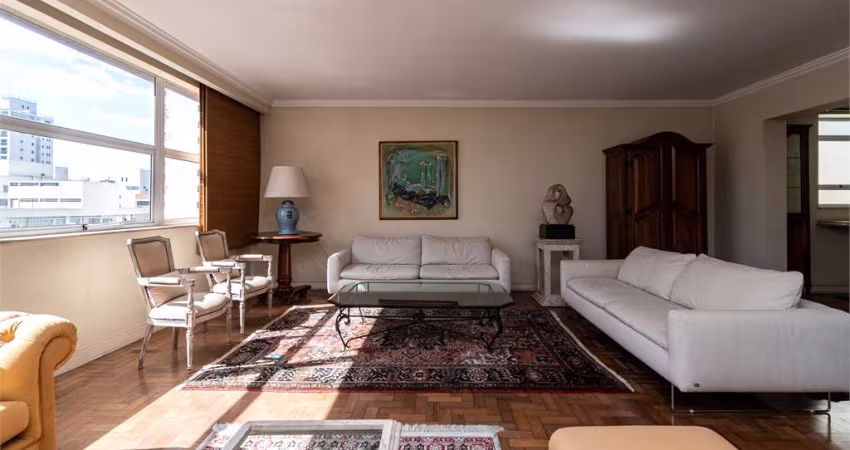 Apartamento com 4 suítes e 4 vagas no bairro de Higienópolis. Andar alto.