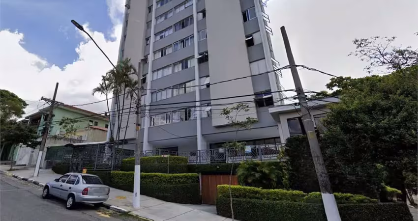 Apartamento com Living e Sala Jantar amplos. Prédio de esquina, ensolarado, iluminado e ventilado!