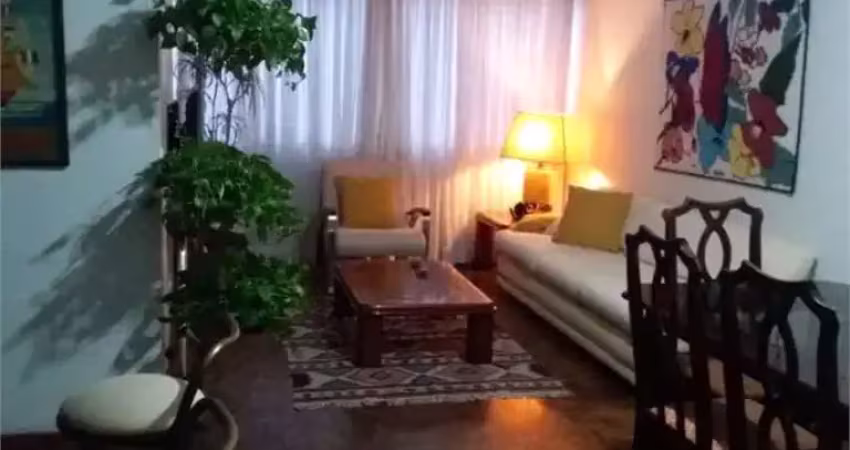 Apartamento com living e sala jantar amplos a venda. prédio de esquina, ensolarado, iluminado e ventilado!!