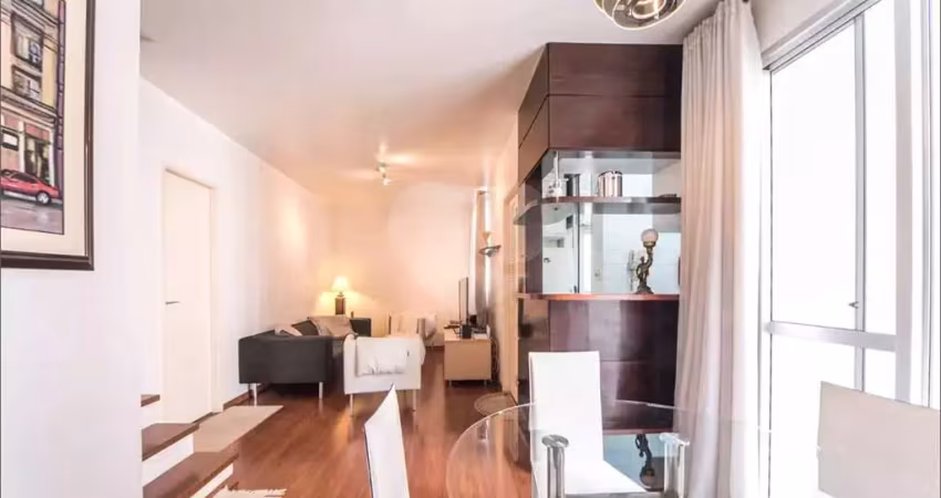 Apartamento duplex totalmente mobiliado, 2 suítes, 1 vaga, próximo metro moema