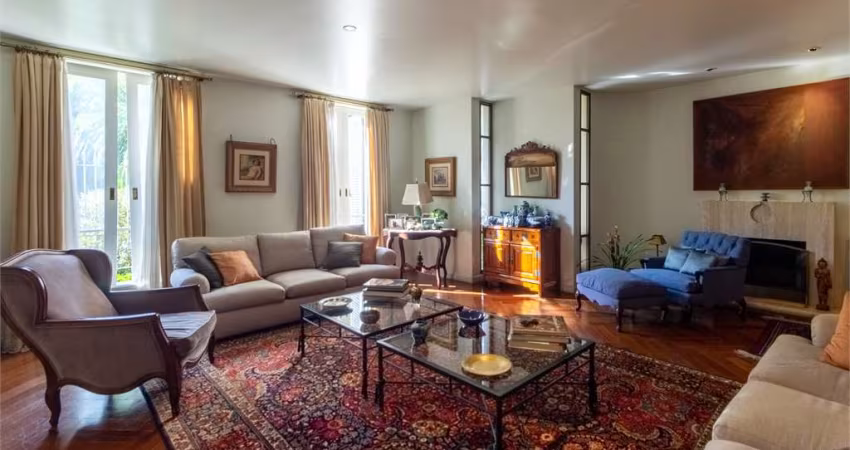 Casa neoclássica no Jardim Paulista com 4 suítes