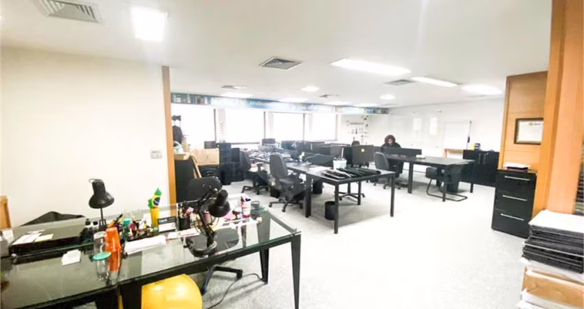Exelente sala comercial com 100m² em ótima localização.