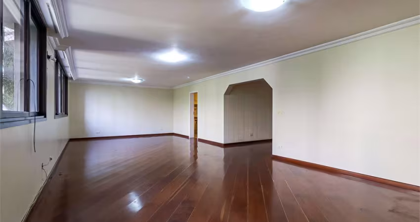 Apartamento com 3 dormitórios, 1suíte, 2 vagas no Jardim Europa